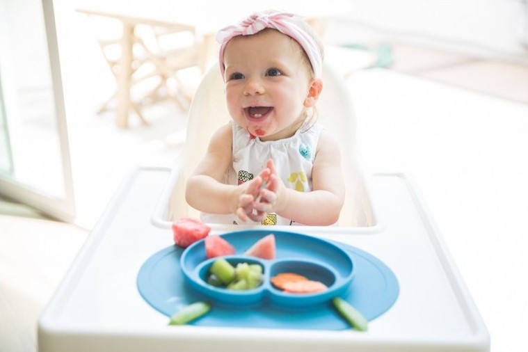 prezent-dla-starszego-nienowlaka-ezpz-silikonowy-talerzyk-z-podkladka-mini-mat-2-w-1