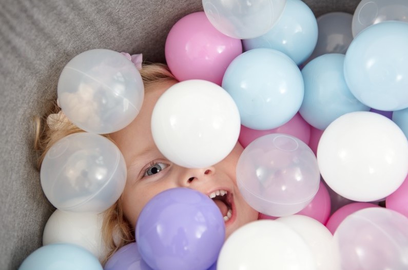 prezent-dla-rocznego-dziecka-suchy-basen-z-pileczkami