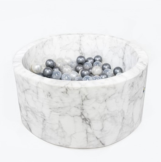 Suchy basen z piłeczkami