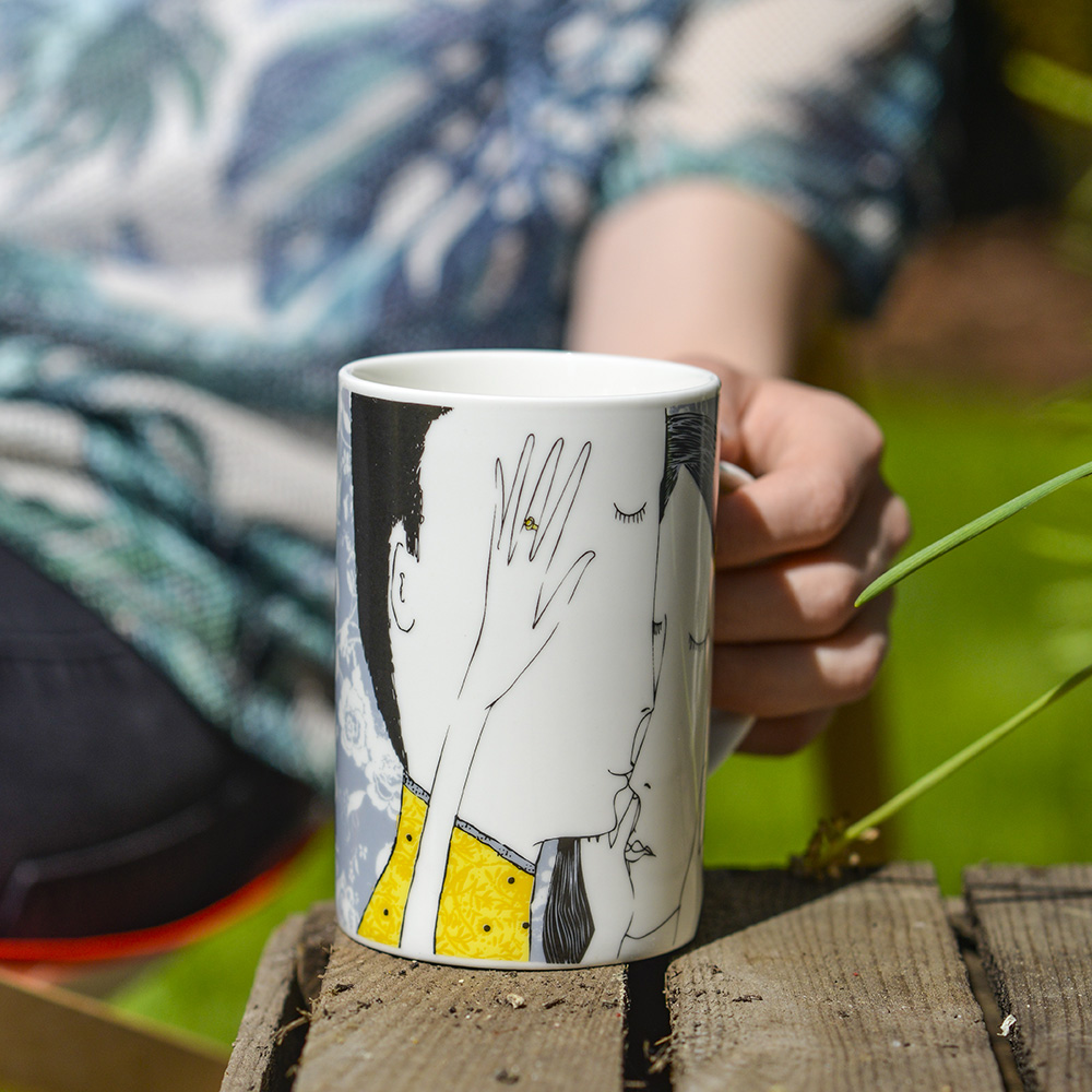 fajny-kubek-na-prezent-pocalunek-ilustris