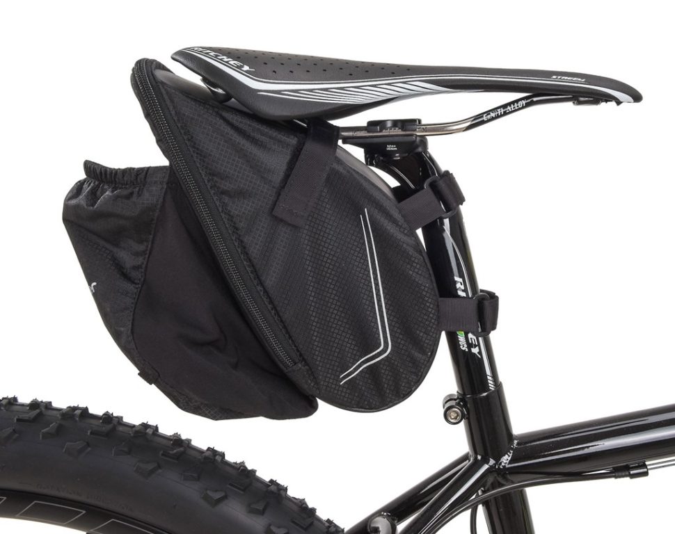 praktyczny-prezent-rowerowy-sakwa-pod-siodlo-z-miejscem-na-bidon-bike-bag-bottle-deuter-02