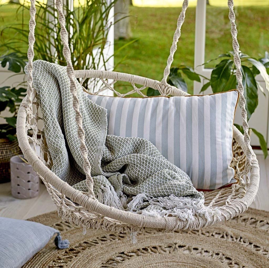 prezent-do-domu-koc-Bloomingville-na-taras