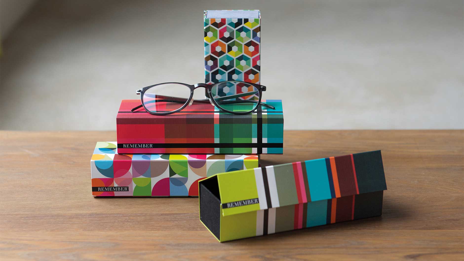 etui-na-okulary-twarde-remember-kolorowe